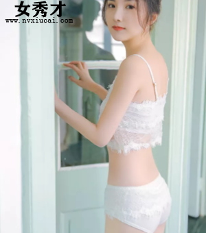 半夜家公走进了我的房 浴室里的杨芸突然将她的手放在了两腿间