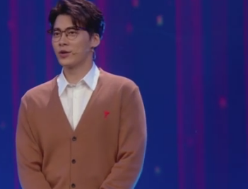 李易峰在接受采访时评价自己的颜值和性格 他直言自己的长相“万里挑一”