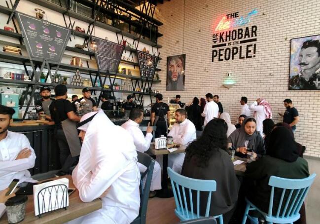 沙特女性获新权——不用在餐厅和男性分开就餐