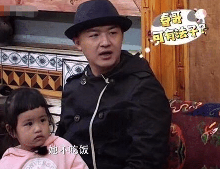 Jasper劝饺子吃饭 小小春带着饺子一起上了热搜