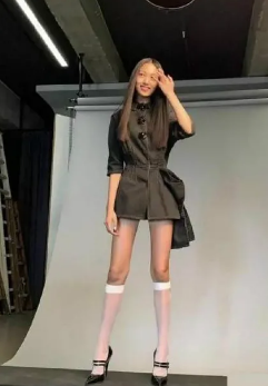 任达华女儿任晴佳15岁生日当天 妈妈琦琦晒出了女儿美照