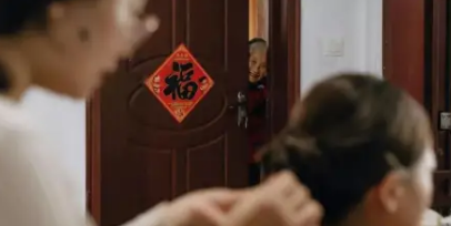 新娘结婚拍到奶奶偷看化妆  昨天深夜冲上微博热搜第一