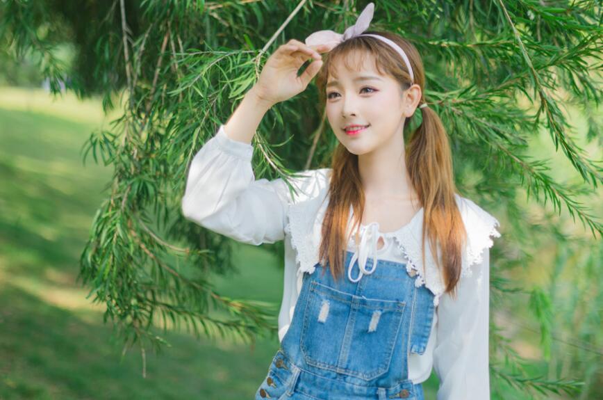 家公我想要 我的手掌在她臀部，从上到下，缓缓的游走