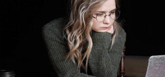 胖人应该如何选择毛衣才不会显胖 淡雅沉稳的颜色更适合胖人