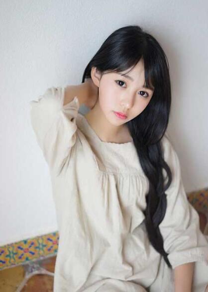 大手渐渐摸向王妍的翘臀 舌头在小豆豆上磨咬吸