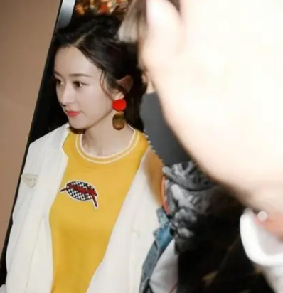 新晋的女星辣妈 32岁赵丽颖被路人拍生图 颜值真的很能打