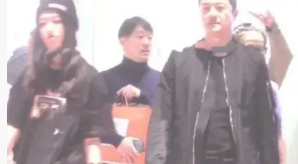 李嫣陪爸爸李亚鹏逛街买衣服 还给李亚鹏当“时尚顾问”