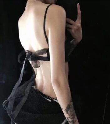 小背心撩起来 把水蜜桃含在口中吸了起来 好紧 好湿 硬的不行