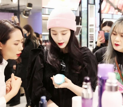 网友在东京的商场中偶遇范冰冰 好像不受“怀孕”的影响 开心与友人热聊