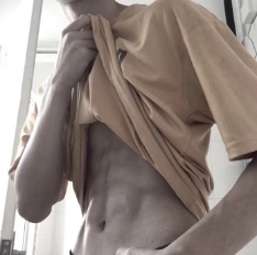 女主吃饭男主下面连着 一直在体内还边走边动小说