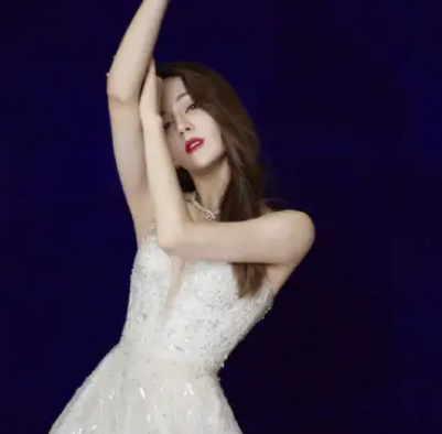 迪丽热巴在参加活动时也因为自己的仙女裙再次受到关注