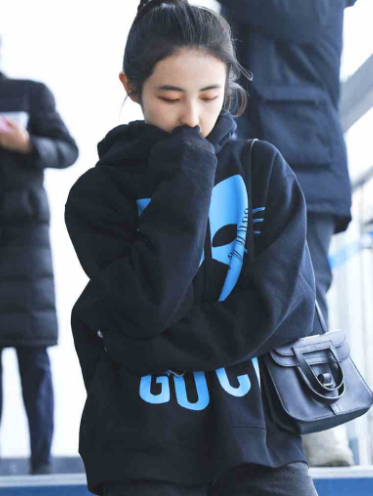 张子枫妹妹气质走机场 穿白色毛绒大衣搭卫衣青春感十足