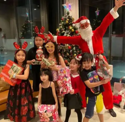 吴尊在微博上晒出了一家人过圣诞的大合照 扮圣诞老人好搞笑