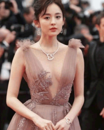 娜扎学唐嫣穿薄纱液体裙 恰到好处，把完美身材极致展现