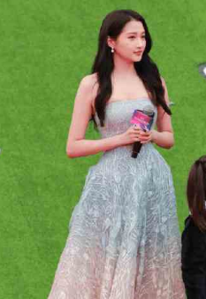 关晓彤在穿着长裙容光焕发 果然是恋爱中的女人