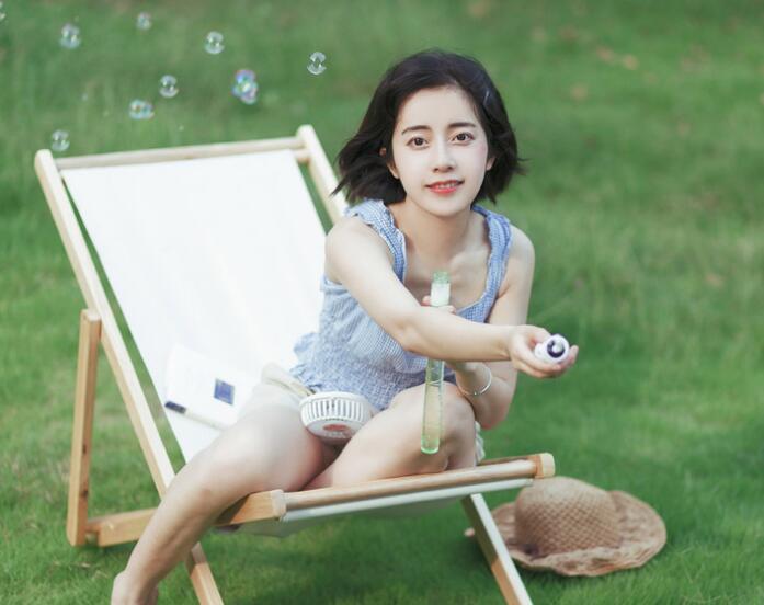 啃食着那一抹雪白与丁点儿嫣红，嘴里发出“啧啧”的声音 人神欢缠h