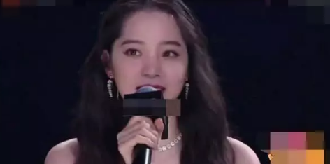 欧阳娜娜口误快赶上朱丹！跨年夜将2020说成2019