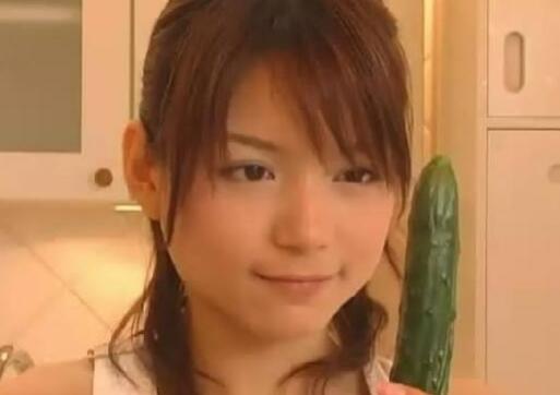 乖,我就放进一点点_乖乖，这黄瓜原来还有这个妙用啊？