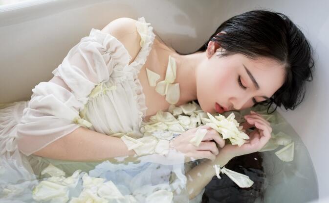 不内穿裤坐公交车 唔 啊|把舌头埋进腿里,他吃腿间的嫩芽