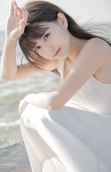 眼神不由自主地落在她胸前的高耸上，宝贝 我撞到你的点了舒服吗