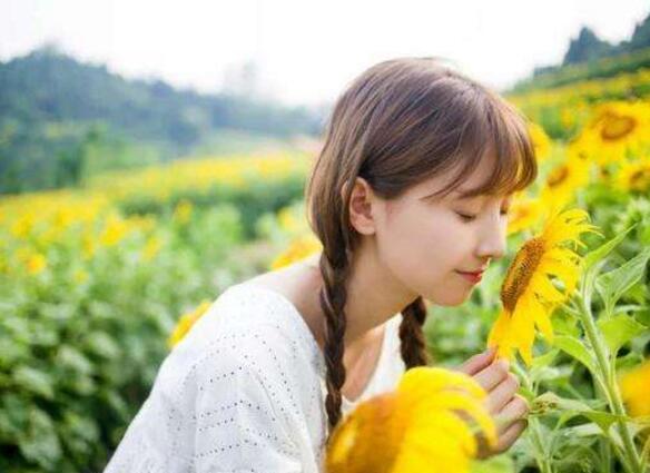 小两口按耐不住在楼道做起来，手指深入，不断喘息