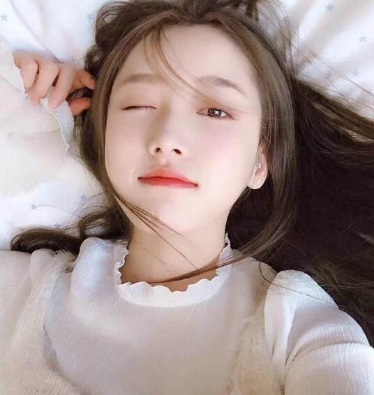 往那片白皙雪嫩的软玉逐渐伸去，宝贝我们去卫生间做吧