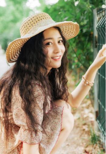 褪去她的裤子抚摸起来 她忍不住嘤咛出声啊 好大 进不去了 求求你