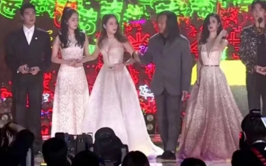 迪丽热巴合影被挤到C位 故意给老板杨幂让位