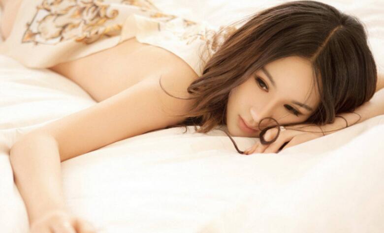 女人让男人吃私人部位，吻我腿中间的那个位置