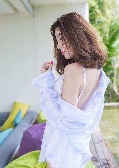 金宝把那地方顶在了她娇嫩的屁股上 拔出来啊!我们不可以这样啊