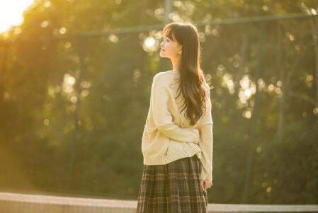 宝贝都湿成这样了还说不要 伸进老李的衣服里胡乱摸起来