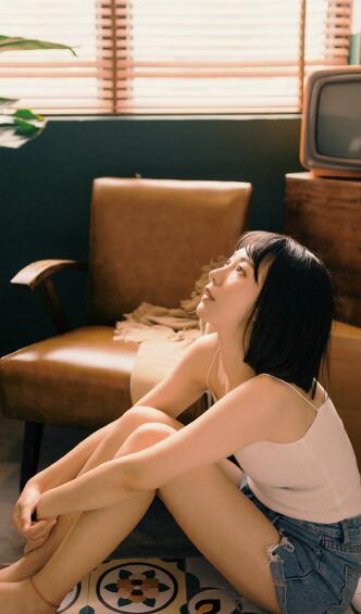 大叔一天要我三次 任凭老杨的舌头撬开她的牙关 王娟发出一声轻吟