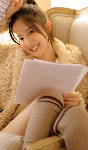 臀部充满了弹性，用手捏一下，臀部不停的乱颤，宝贝都湿成这样了还说不要