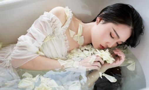 宝贝抬高点我会轻轻的 当着刘小光的面，撕开了黑丝，动作火辣粗暴