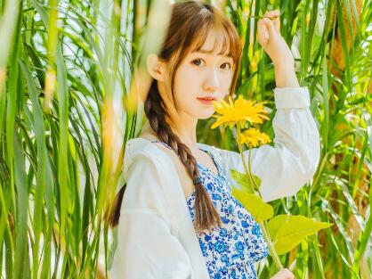 乘再深一点就不疼了  她丰满的臀部，就摆在老李的眼前