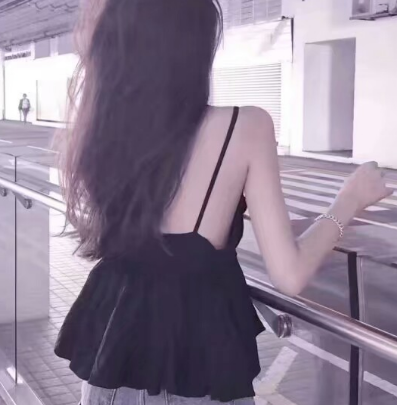 小姨子好紧好滑好湿好爽 按着她的腰疯狂的撞击闷哼