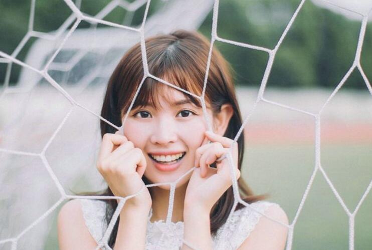 卫生间里闺蜜被老公玩到停不下来，手指再我花缝来回滑动