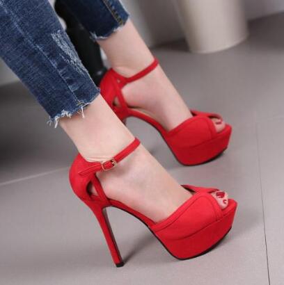 裤子搭配红色鞋子 从深色入手 也可以从经典百搭色：黑白灰入手