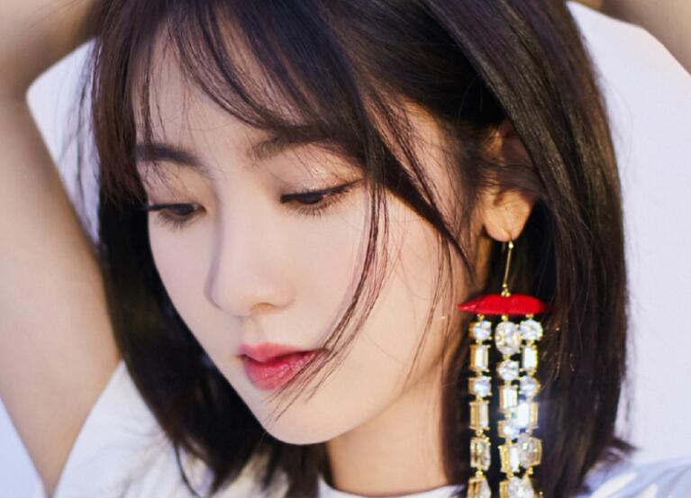 小川霸道的掀起裙摆，将手伸了过去 小妖精看你水流这么多