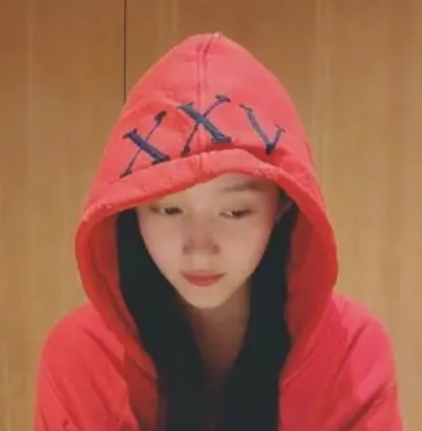 关晓彤穿鹿晗的卫衣晒照片 新年刚过就来撒狗粮