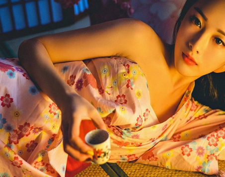 弓起背抽搐呜咽太深 受被顶得往前爬攻跟着戳爬 按着他的腰强行鲤鱼乡