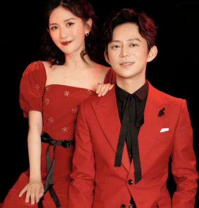 跨年何炅穿越人海拥抱谢娜 张开双臂等着拥抱他的妹妹