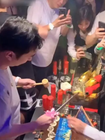 国民老公王思聪庆生派对 三亚为自己高调庆生的画面曝光