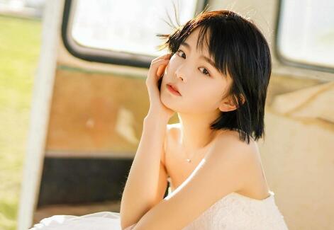 宝贝别忍着喷出来 她弓起身子，那娇媚的声音娇媚的轻吟着