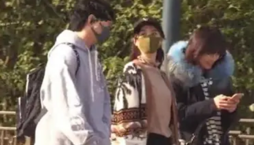 吴奇隆刘诗诗带儿子游迪士尼 刘诗诗是少有的顾家的女明星