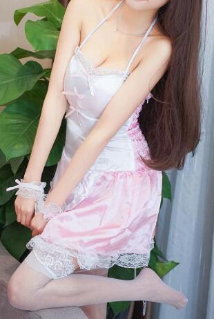 粗鲁的将她身体扳正，毫无前戏 按着她的腰疯狂的撞击闷哼