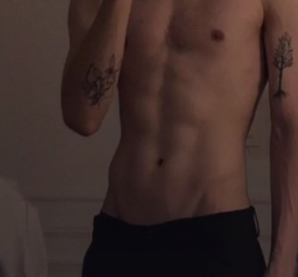 跨坐在他腰间结合 我喜欢在上面边做边被吸奶 很渴望男人的触摸