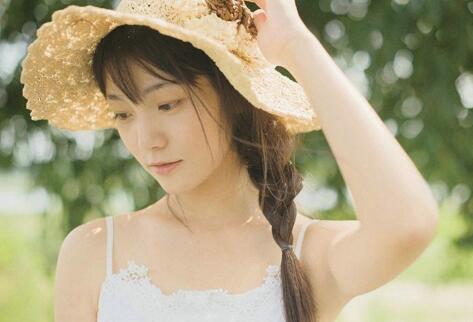 拔出来啊!我们不可以这样啊 詹姆斯控制不住脱了裤子，压在她的身上