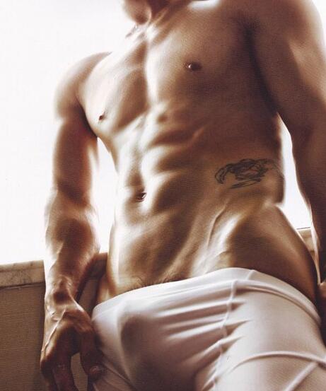 弟弟你的太大了慢点，杜芳婷的手隔着小林的裤子抓住他那里，很勉强才能握住