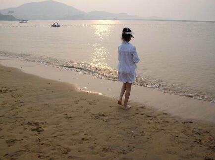 别了下面已经很涨了 指尖划过那嫩白的皮肤，将她的双腿一抬